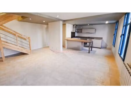 appartement t3 en duplex disponible coeur de ville de ste anne d'auray dans le morbihan.