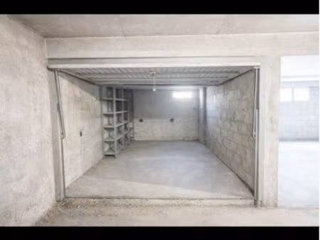 à louer box fermé de 12 m²  propre  sec et ultra sécurisé  situé en sous-sol