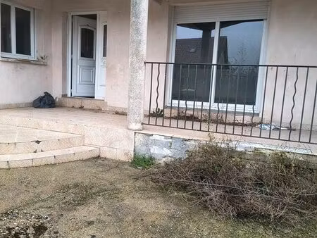 très grand appartement en rez de chaussee