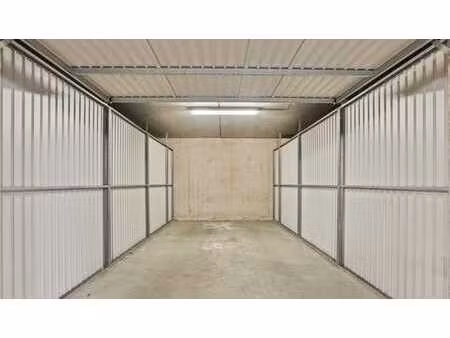 parking spacieux près de l'esplanade