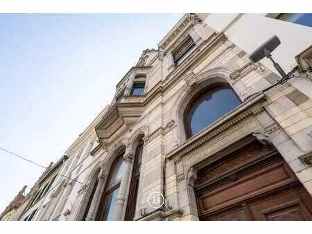 bâtiment commercial emblématique et prestigieux avec logeme