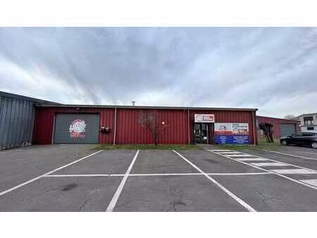 bâtiment d'entreprise dans la zone d'activités près de makr