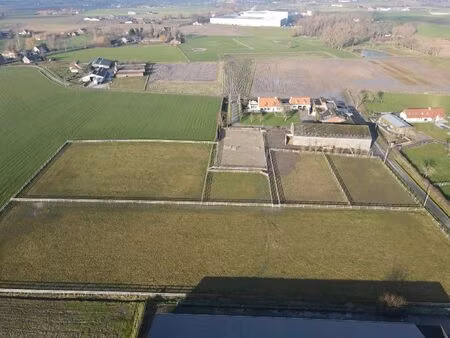 landelijke villa met bijgebouwen en graslanden op 23.740m²