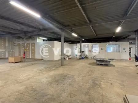 local avec quai de chargement