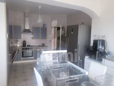 péage de roussillon : immense maison divisée en 2 appartements