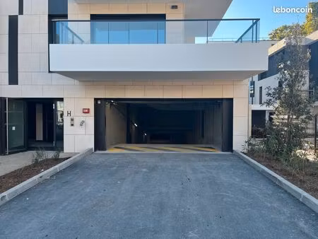 deux garages individuels fermés cote à cote marseille 8ème