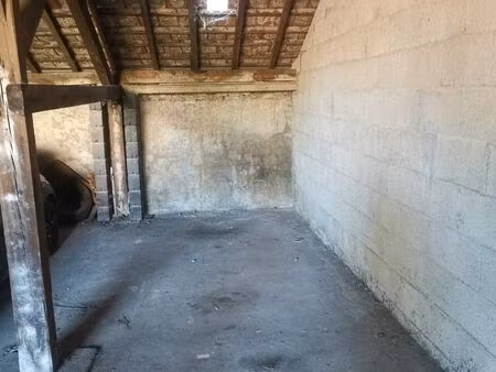 place de parking dans grange fermee