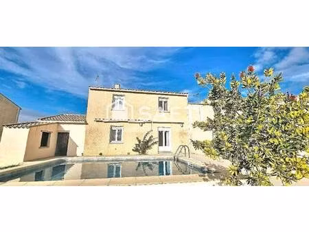 maison r+1 t6 de 115 m²   avec 4 chambres  un bureau  garage et piscine édifiée sur un ter