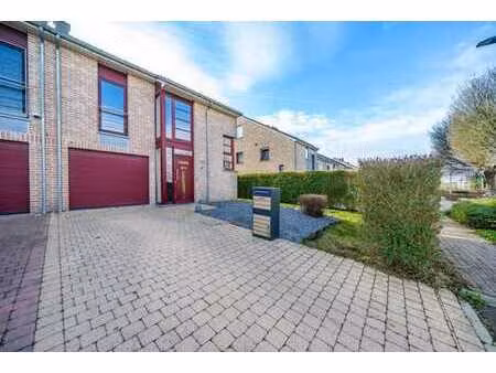 maison 3 façades en parfait état avec piscine