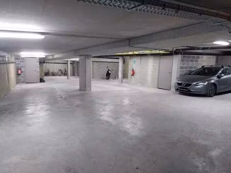 emplacement de parking pmr et remise attenante