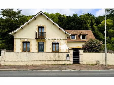 maison d'environ 243m²