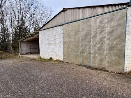 hangar entrepôt couvert et ferme sol béton pour stockage place d’hivernage portail à l’ent