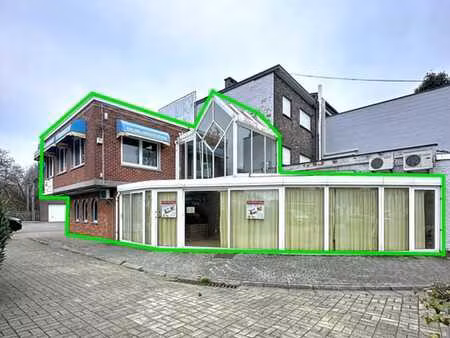 spacieux commerce de 140m²  parking  belle visibilité