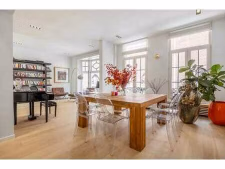 deux maisons de maître reliées au cœur de la ville