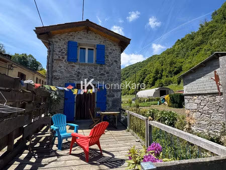un petit nid au pied  des montagnes et de la vallée de la barou