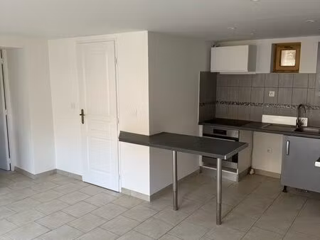 trois pièces plus mezzanine  parking et jardin au cœur du village