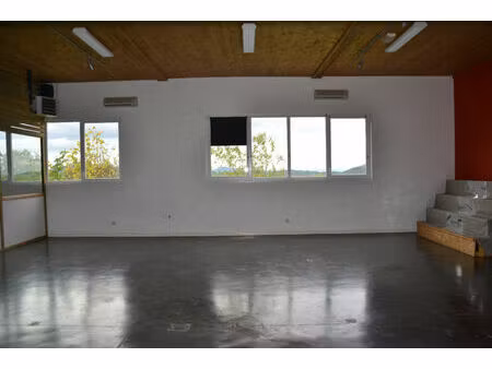 local commercial lumineux de 150m2 avec parking privatif sur yssingeaux