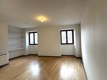 studio rénové de 24m² à louer boulevard jean-jaurès proche gare bastide et palais