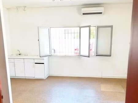 local 60 m² avec parking