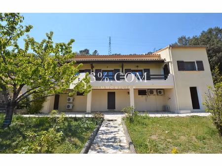 maison 3 chambres  garage  sous sol et véranda avec piscine.