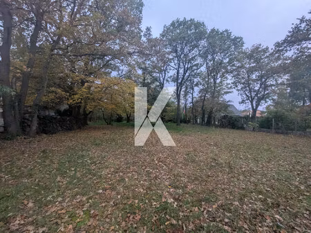 terrain constructible plat et viabilisé de 2107 m2