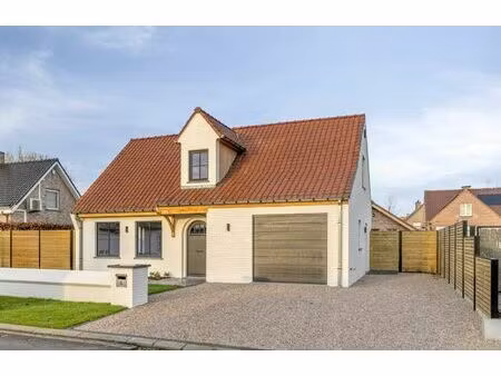 compleet gerenoveerde villa met 3 slks  aangelegde tuin in een doodlopende straat.