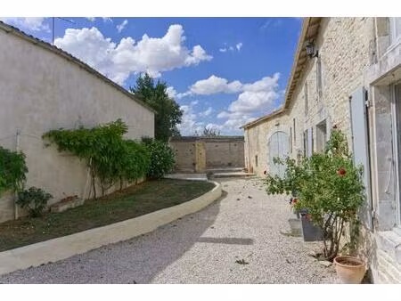 charmante maison en pierre avec trois chambres et deux salles de bains