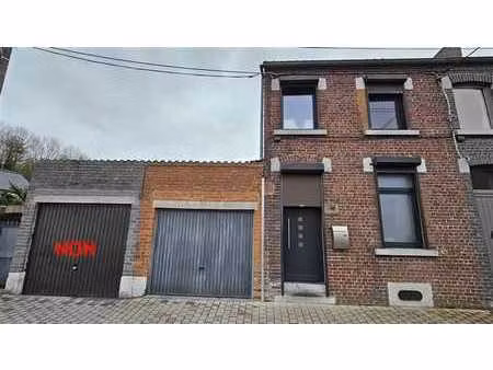 chouette maison avec garage et jardin