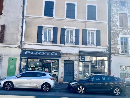 immeuble avec appartements et commerces environ 210 m2 à sou