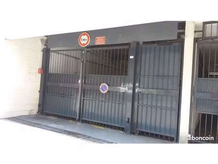 a vendre 1 place de parking proche métro