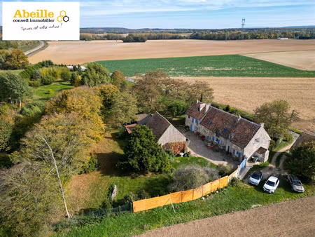 évasion bucolique : corps de ferme niché entre champs et for
