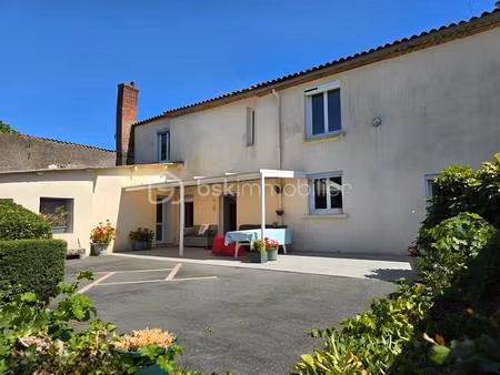 maison familiale en pierre – beaux volumes  dépendances et parcelle urbanisable au cœur de