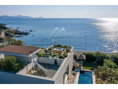 proche cannes - villa moderne pieds dans l'eau - mzimd056