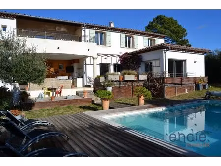propriété contemporaine au calme absolu avec piscine  trois appartements indépendants.