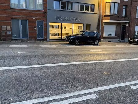 opbrengsthuis met commerciële ruimte en 2 appartementen