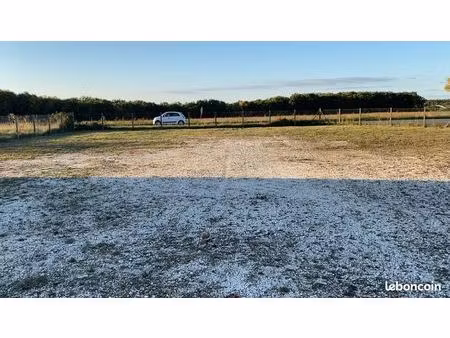 terrain visible à louer en zone d'activité commerciale (1450 m²)