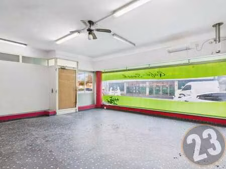 local commercial avec terrasse et jardin