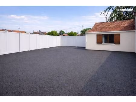 bureau et terrain professionnel