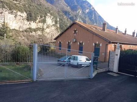 très grand loft à fort potentiel