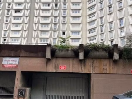 1 garage box fermé 25000  2 avenue roberto rossellini proche parc tête d'or  libre de suit