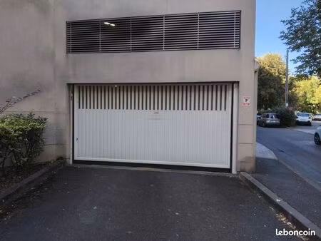 place de parking intérieur