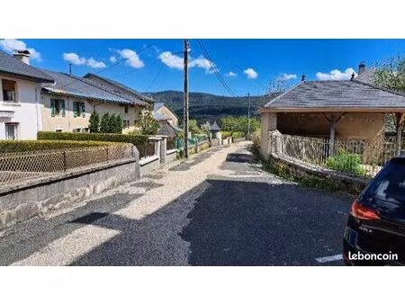 maison avec jardin  centre village  au calme