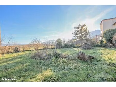 terrain 790 m² péron