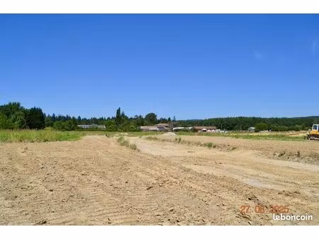 terrain 822 m² les issards
