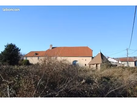 propriété composée d'un corps de ferme avec hangars et en option grand terrain attenant di