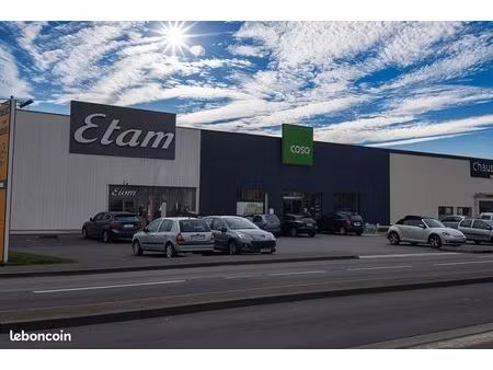 local 670 m² saint-maximin