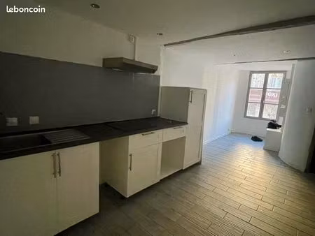 4 apparts locatifs. revenus 2000e/mois