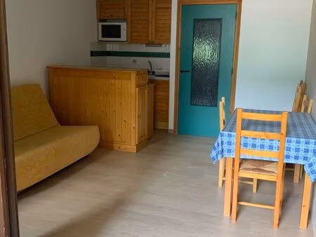 2 p de 27 m2  chambrette  à 100 m de la place