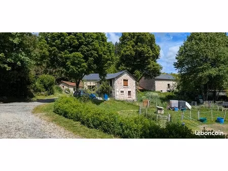 lot 3 maisons + 6 ha de terrain + grange