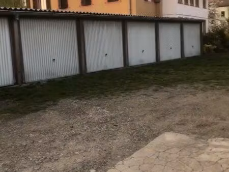 10 garages + immeuble comprenant 2 appartements  comble aménageable